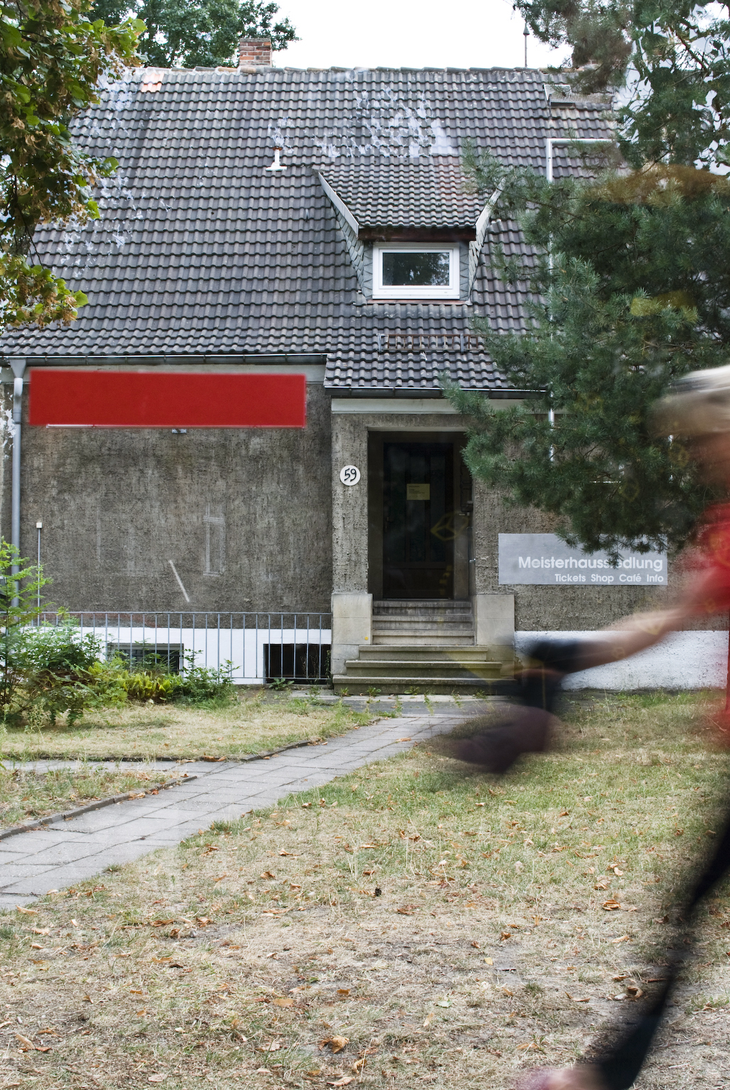 Nouveau en Rouge Installation in Kooperation mit Sebastian Gündel für Stiftung Bauhaus Dessau Farbfest rot
